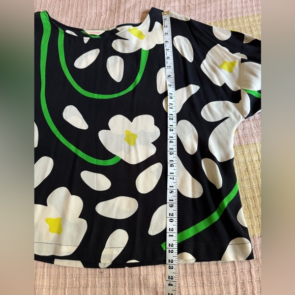 Gorman crepe top that packs a punch! Green, cream, yellow flowers on black. L. - Picture 4 of 7